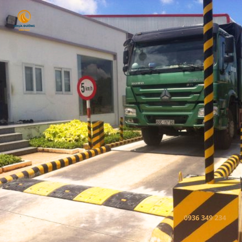 go-giam-toc-cao-su-cho-xe-container